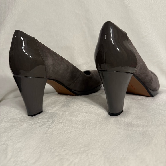 Clarks Chorus Carol Pump Dark Grey Suede/Leather Comb NWOB - Picture 3 of 8